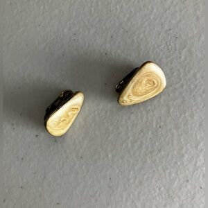 Lot of 4 vintage costume jewelry 
3 pairs of earrings and 1 necklace